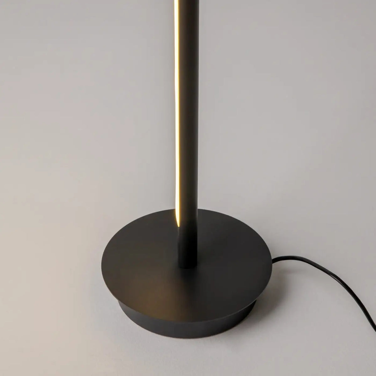 Lampadaire LED ultra-fin à lumière indirecte, noir ou doré