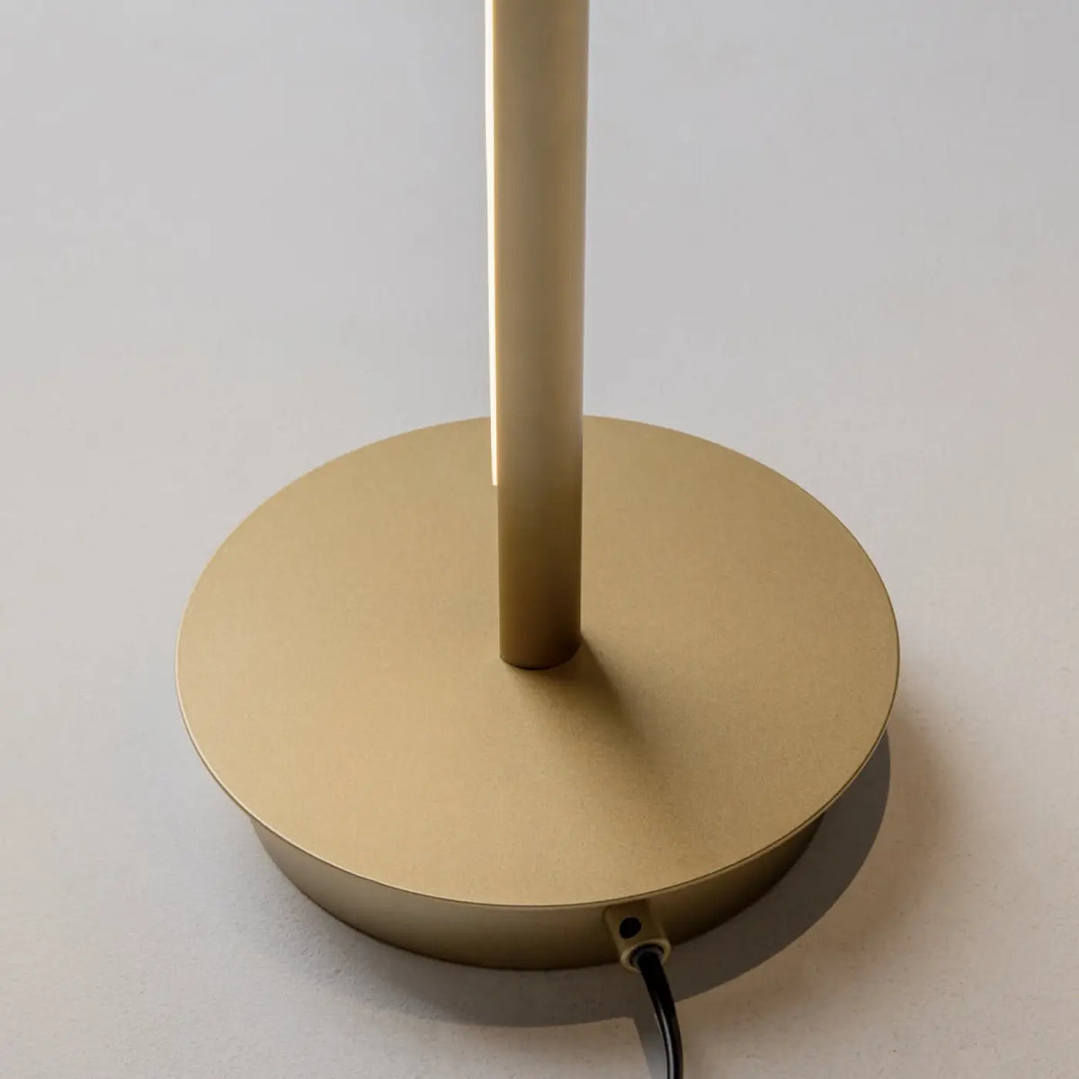 Lampadaire LED ultra-fin à lumière indirecte, noir ou doré