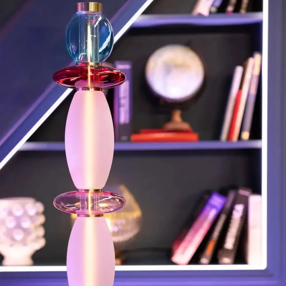 Lampadaire à verrines en verre soufflé, structure dorée