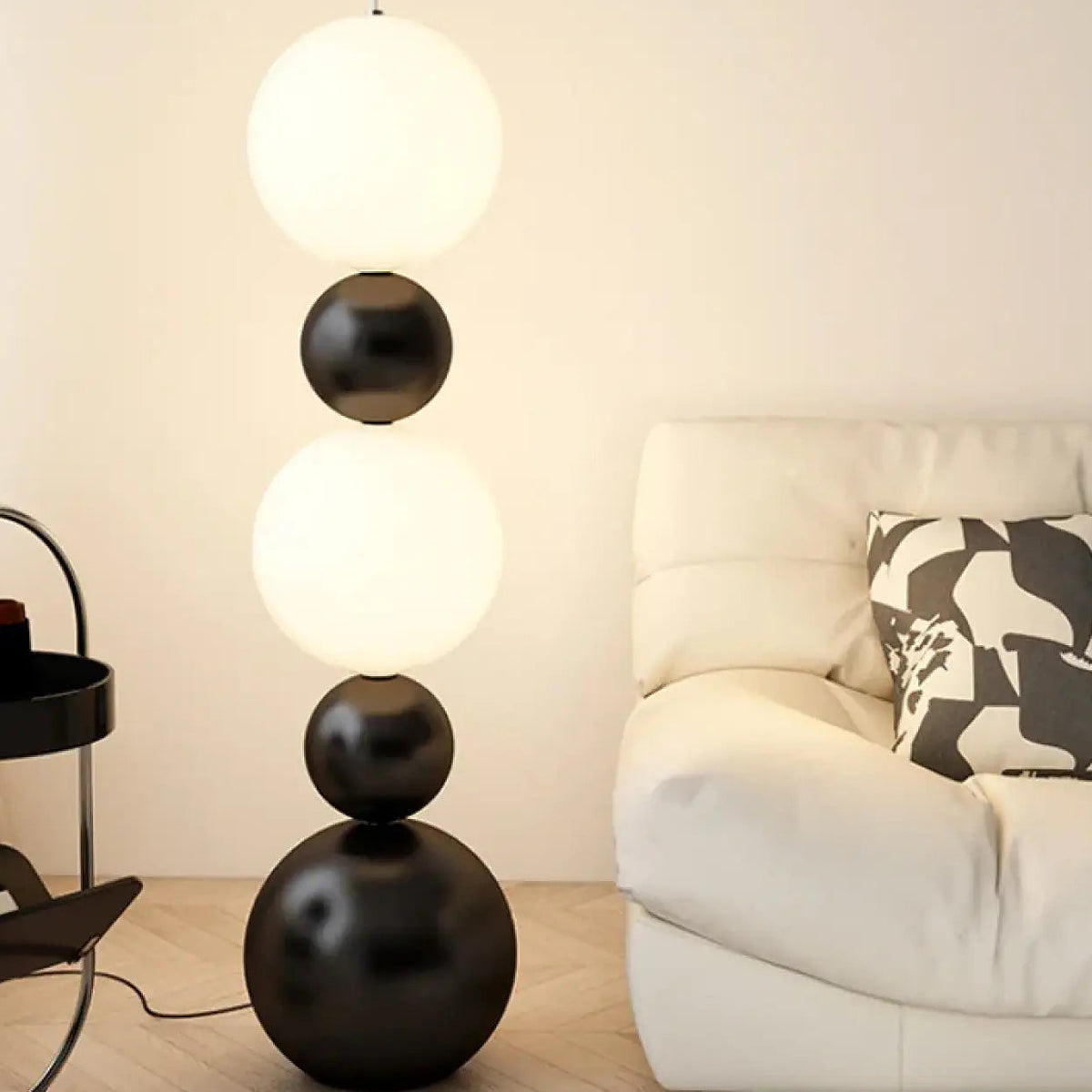 Lampadaire noir minimaliste à boules lumineuses