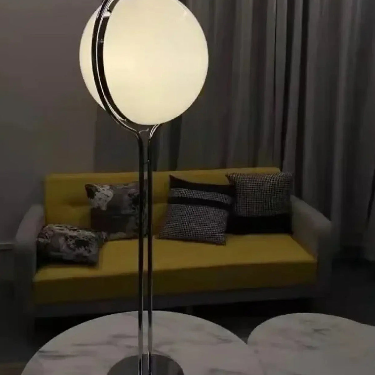 Lampadaire moderne à boules de verre blanches, deux modèles