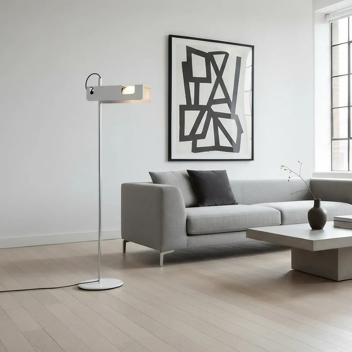 Lampadaire moderne à structure fine et lumière dirigée, blanc