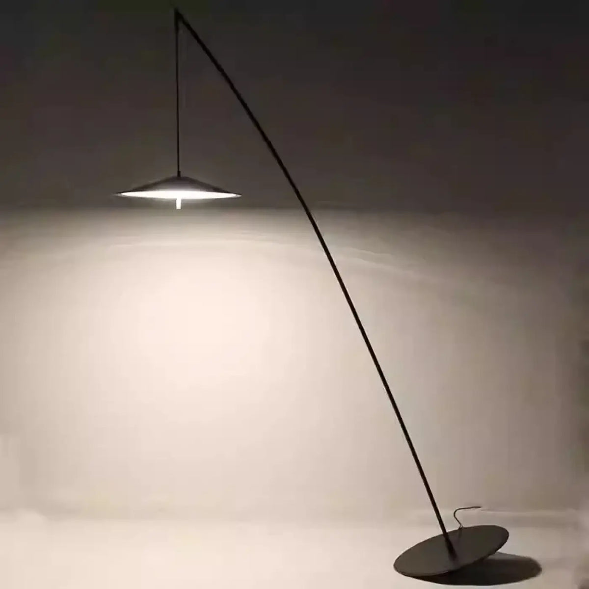 Lampadaire arc moderne avec diffuseur suspendu
