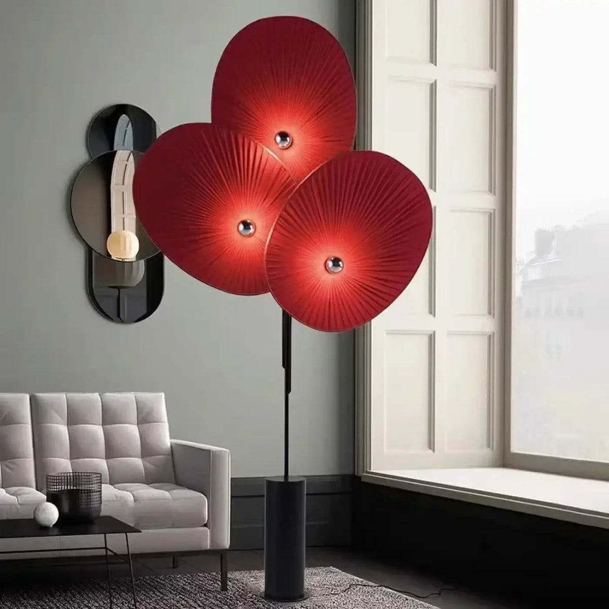 Lampadaire rouge à disques texturés et touches dorées