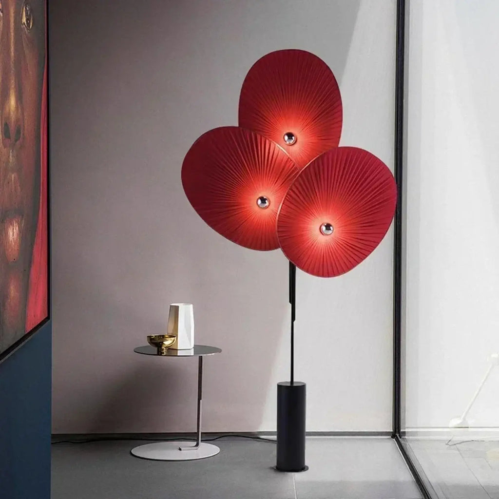 Lampadaire rouge à disques texturés et touches dorées