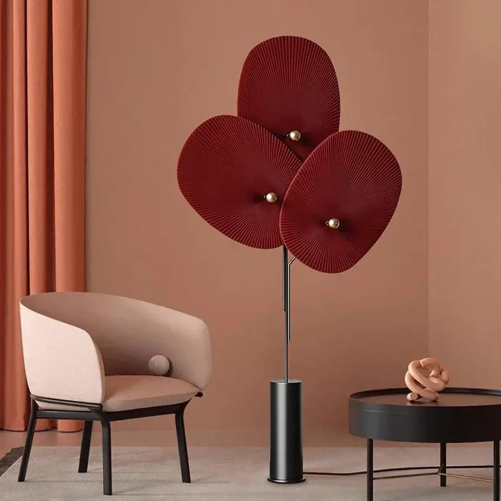 Lampadaire rouge à disques texturés et touches dorées