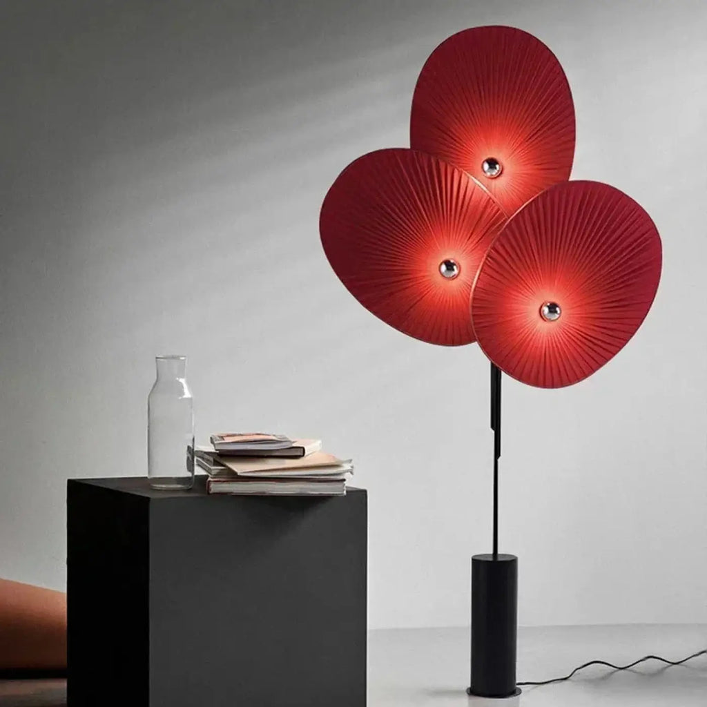 Lampadaire rouge à disques texturés et touches dorées