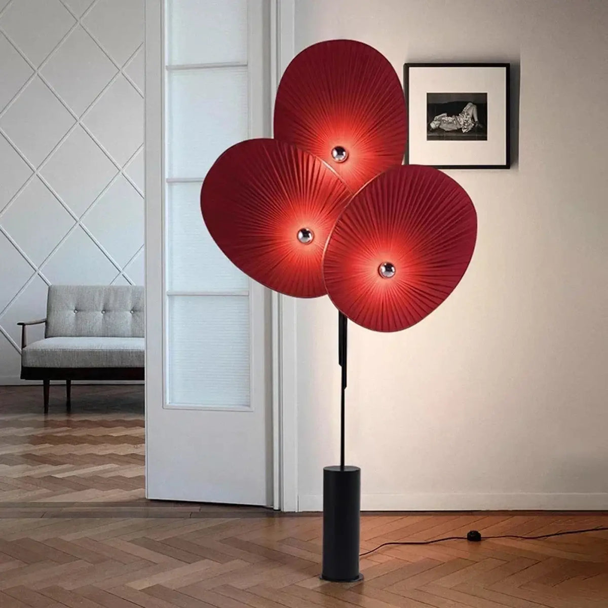 Lampadaire rouge à disques texturés et touches dorées