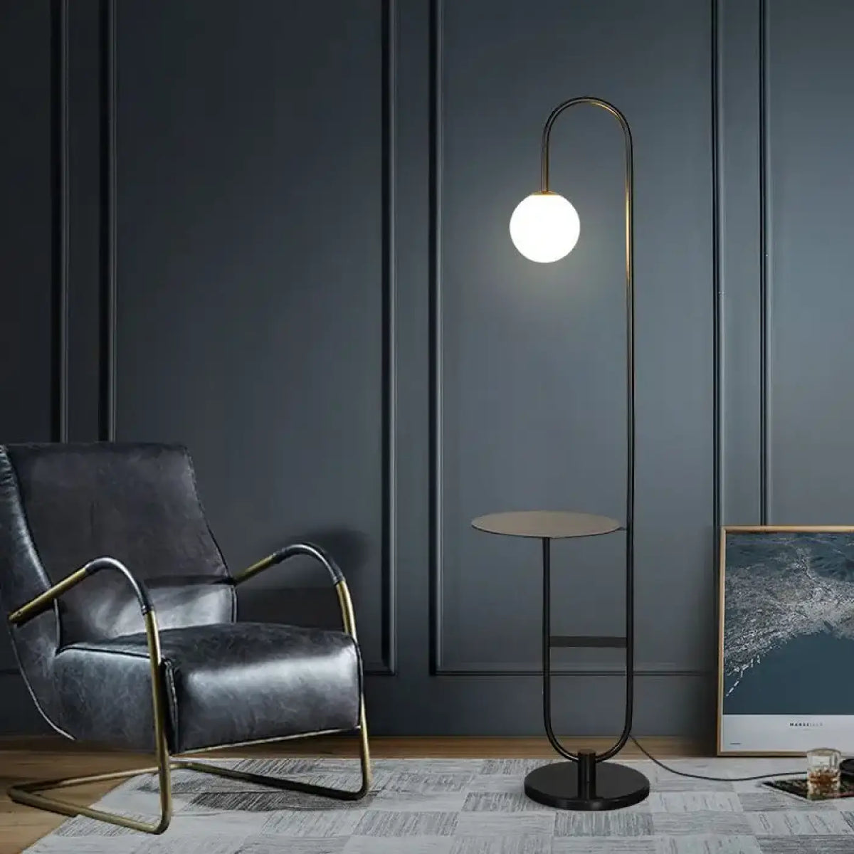 Lampadaire moderne avec table intégrée, noir ou doré, noir