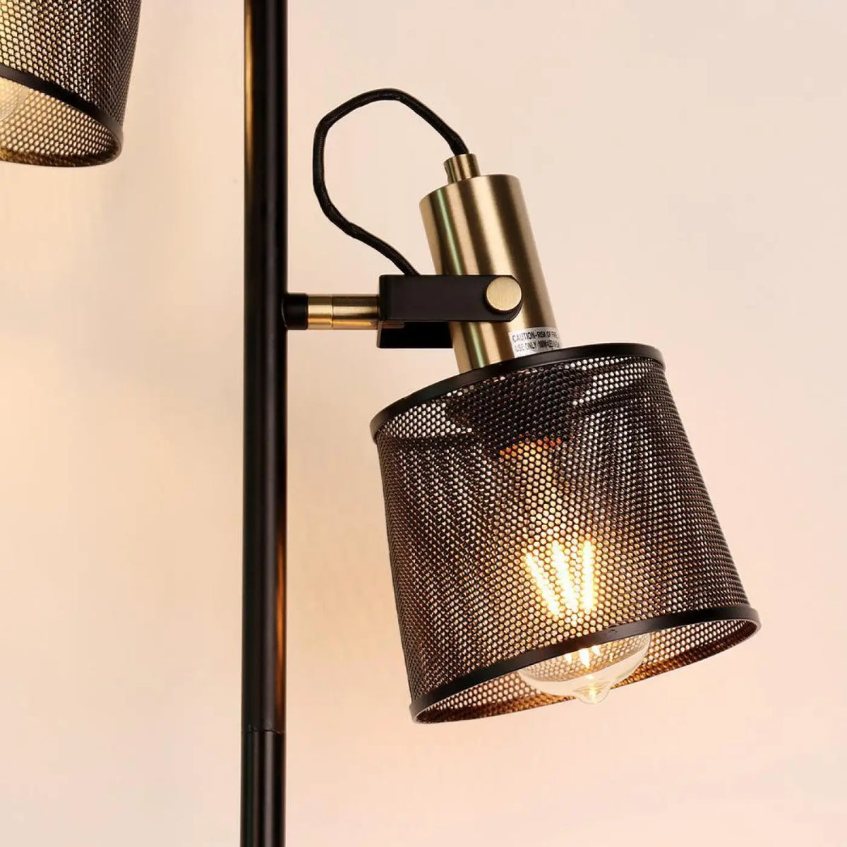 Lampadaire noir design, lampe sur pied aux lignes nettes