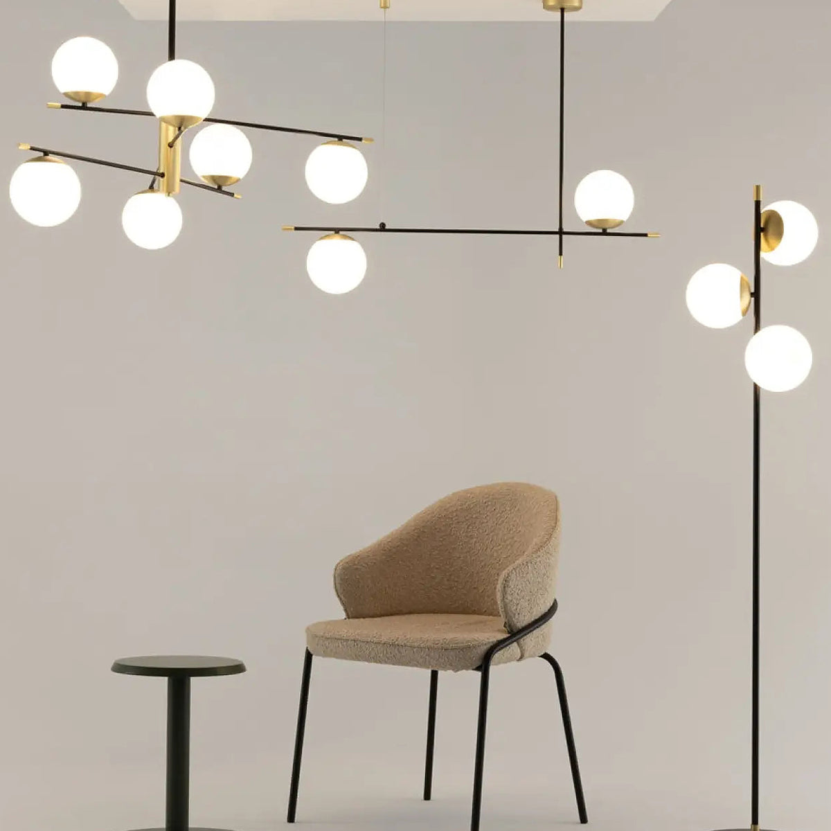 Lampadaire trois globes opalins, acier noir et doré, 150 cm