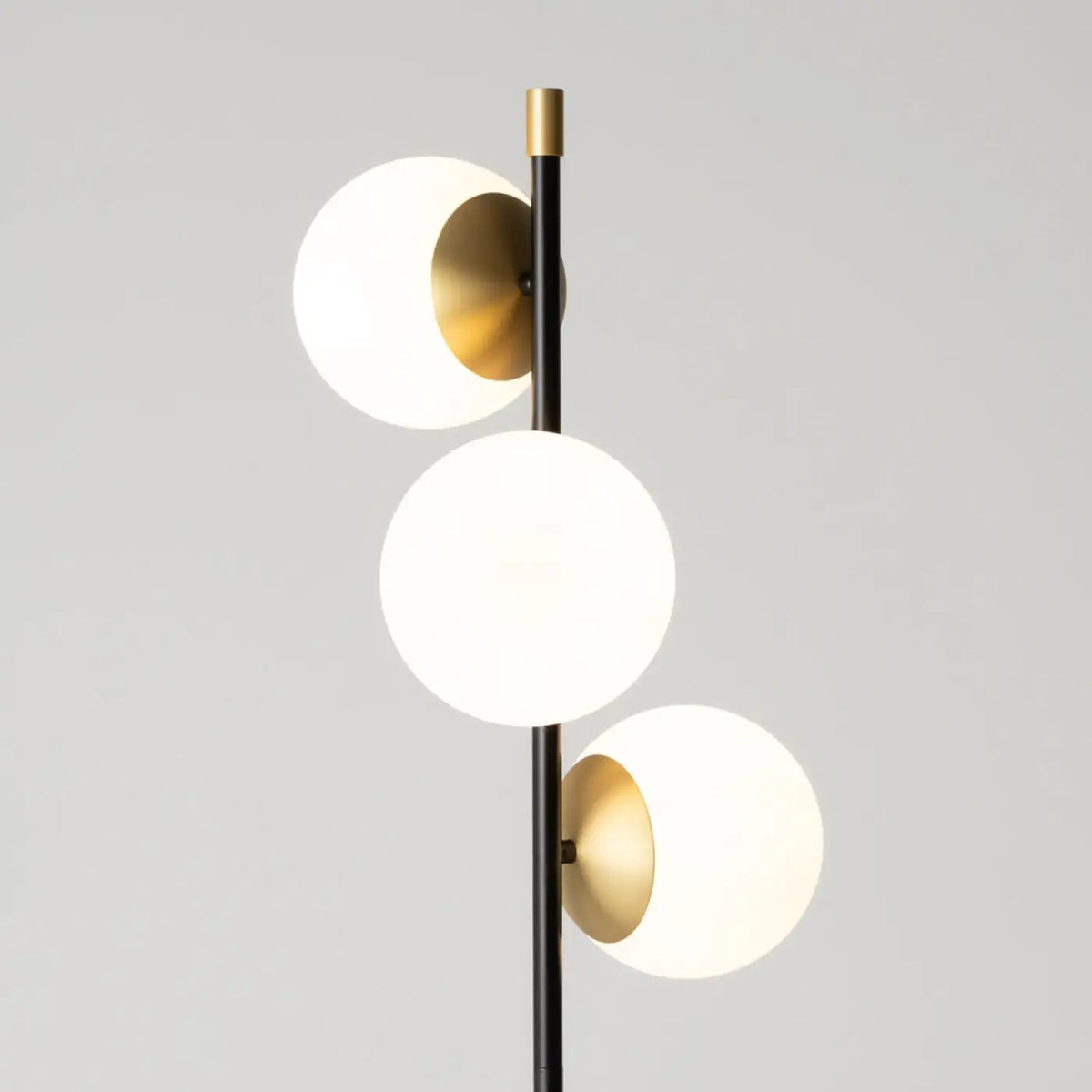 Lampadaire trois globes opalins, acier noir et doré, 150 cm