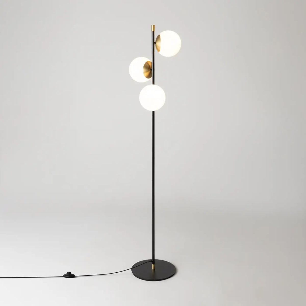 Lampadaire trois globes opalins, acier noir et doré, 150 cm