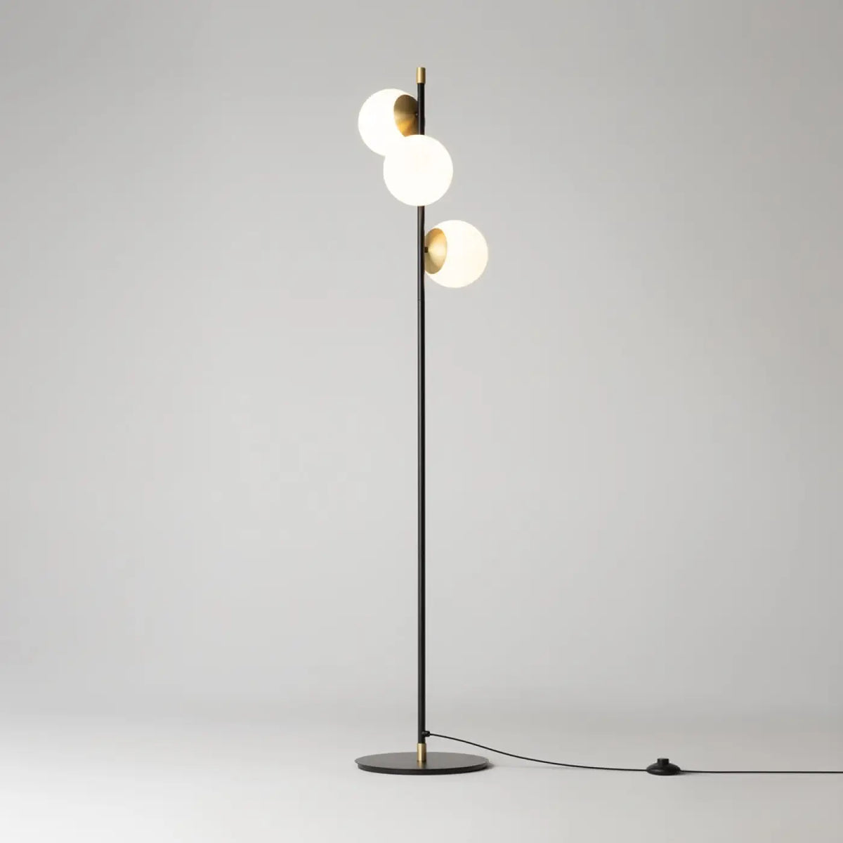 Lampadaire trois globes opalins, acier noir et doré, 150 cm