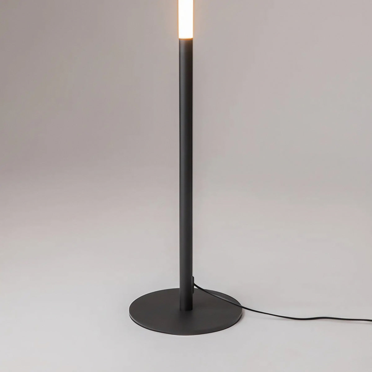 Lampadaire LED tube lumineux vertical en acier noir, 130 cm
