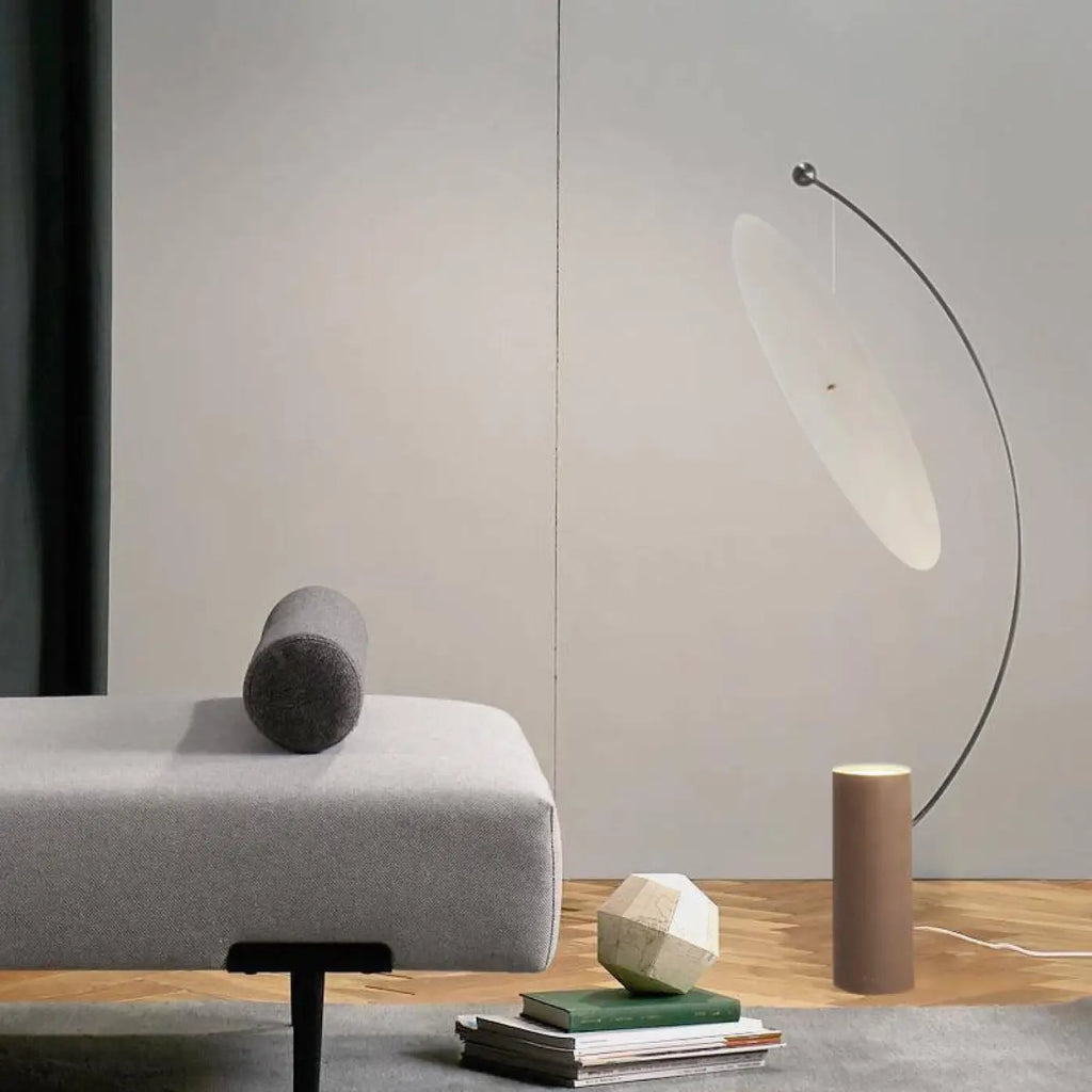 Lampadaire rond sur pied aux lignes arrondies