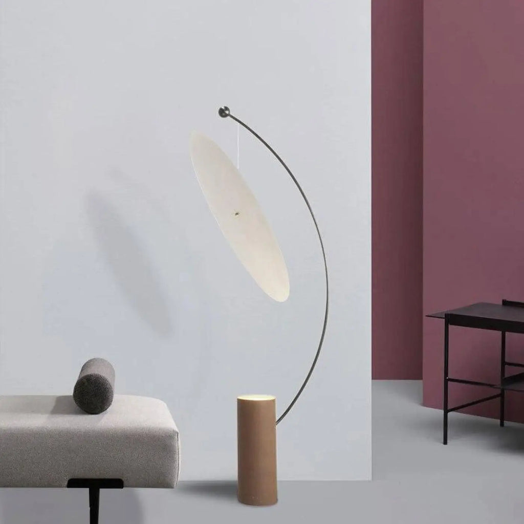 Lampadaire rond sur pied aux lignes arrondies
