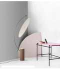 Lampadaire rond sur pied aux lignes arrondies