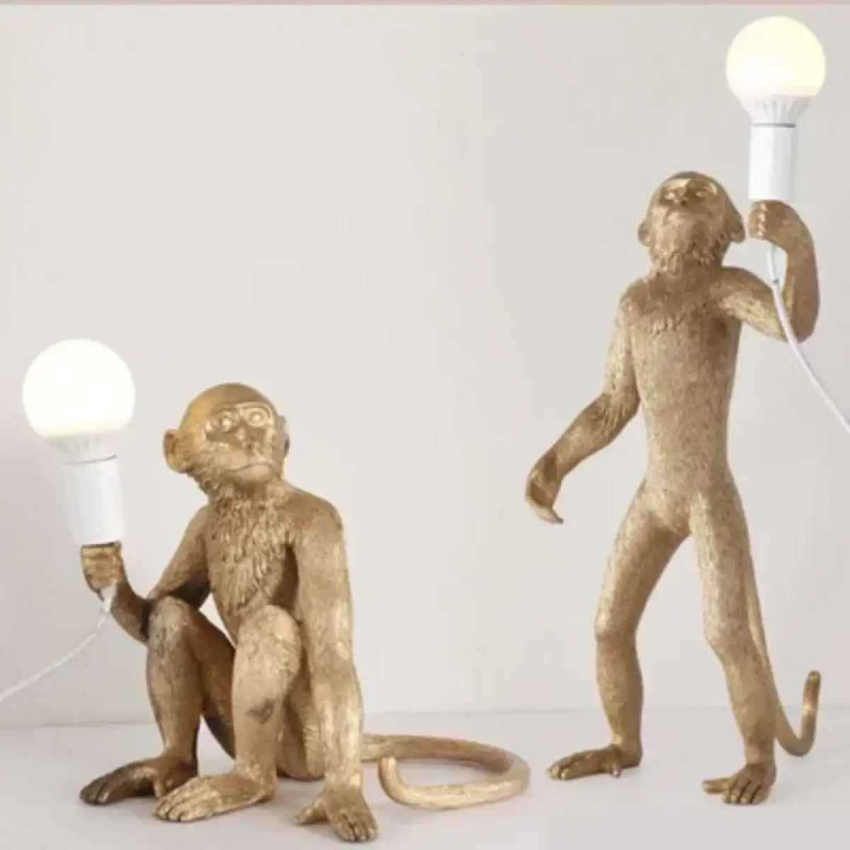Lampadaire singe en résine sculptée, blanc, noir ou doré