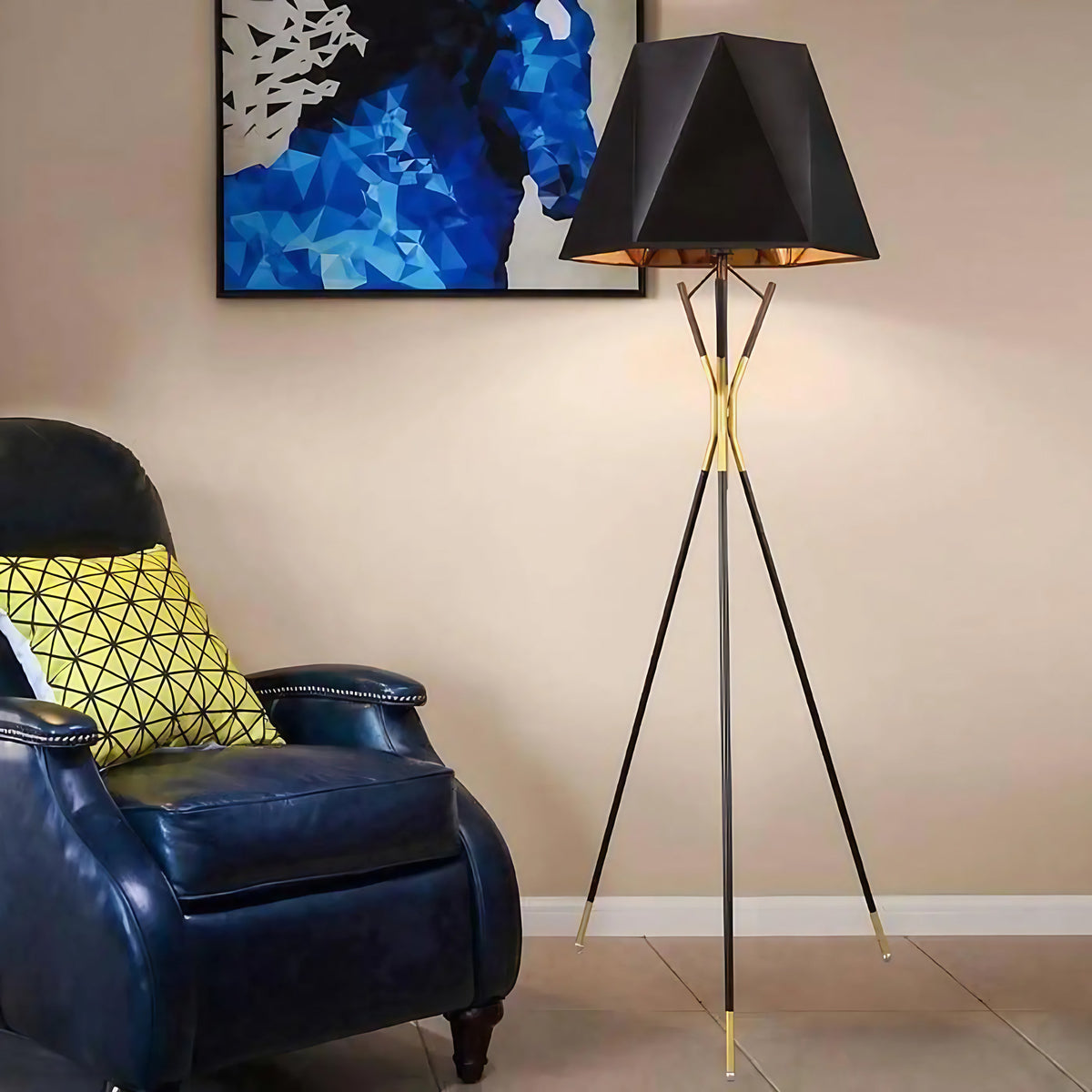 Lampadaire sur pied design, silhouette épurée pour le salon