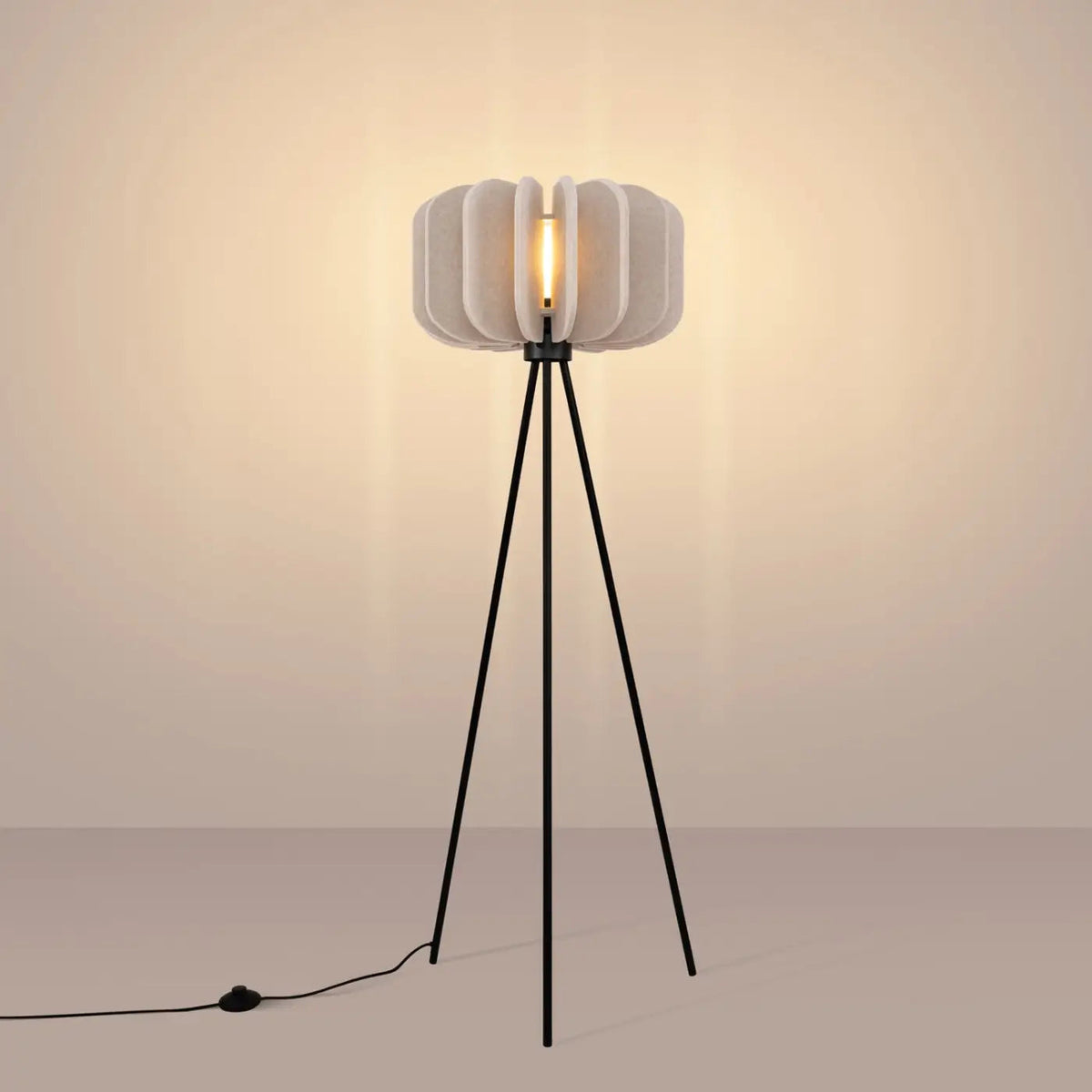 Lampadaire trépied en acier noir, abat-jour feutre de 45 cm