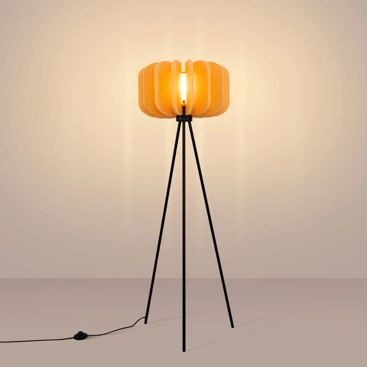 Lampadaire trépied en acier noir, abat-jour feutre de 45 cm