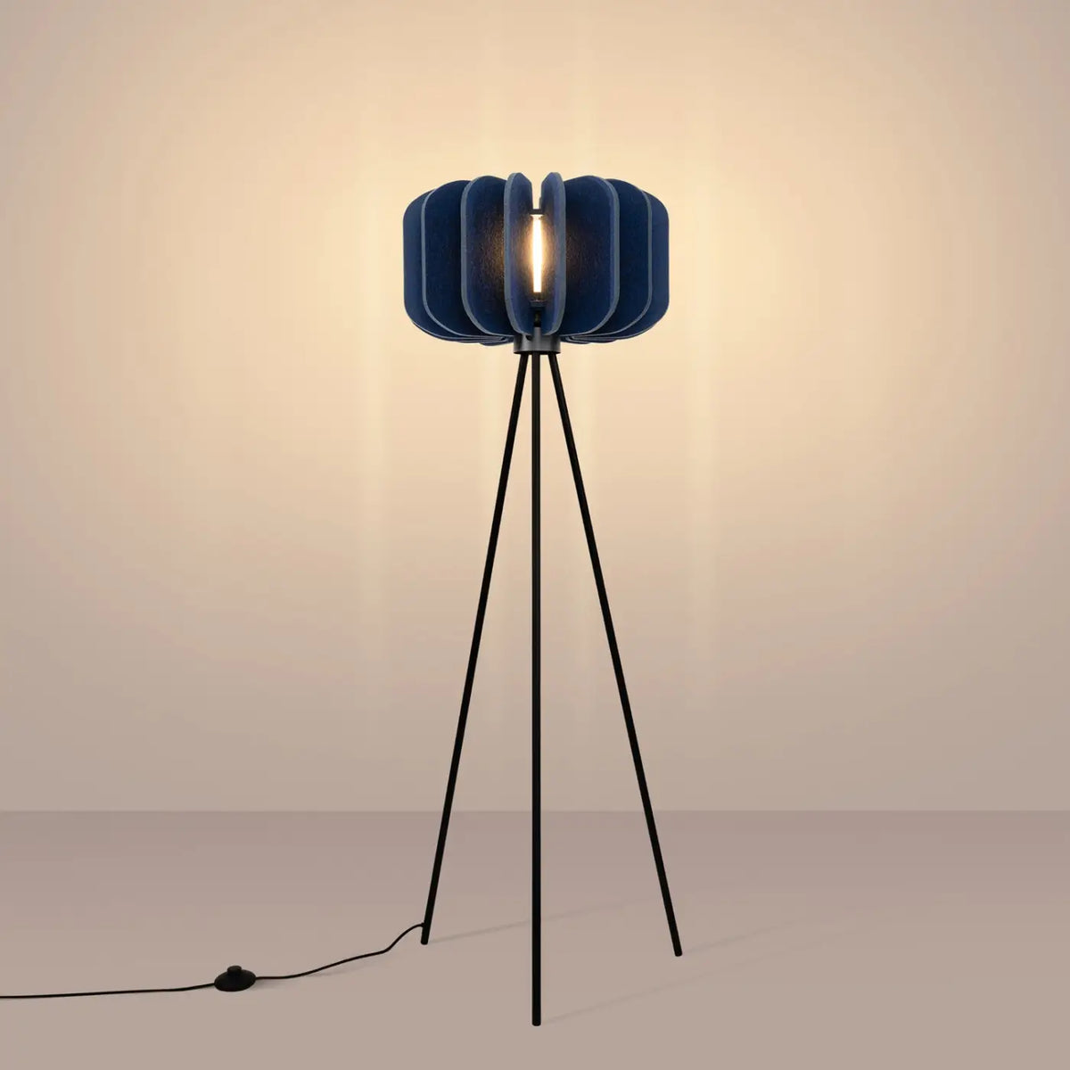 Lampadaire trépied en acier noir, abat-jour feutre de 45 cm