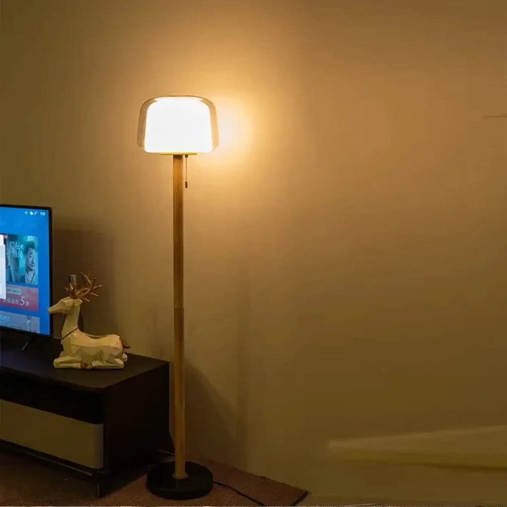 Lampadaire en verre transparent sur tige en bois