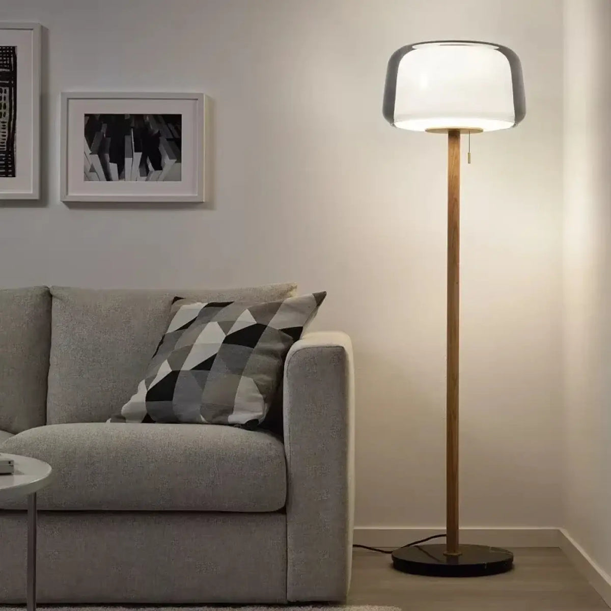 Lampadaire en verre transparent sur tige en bois