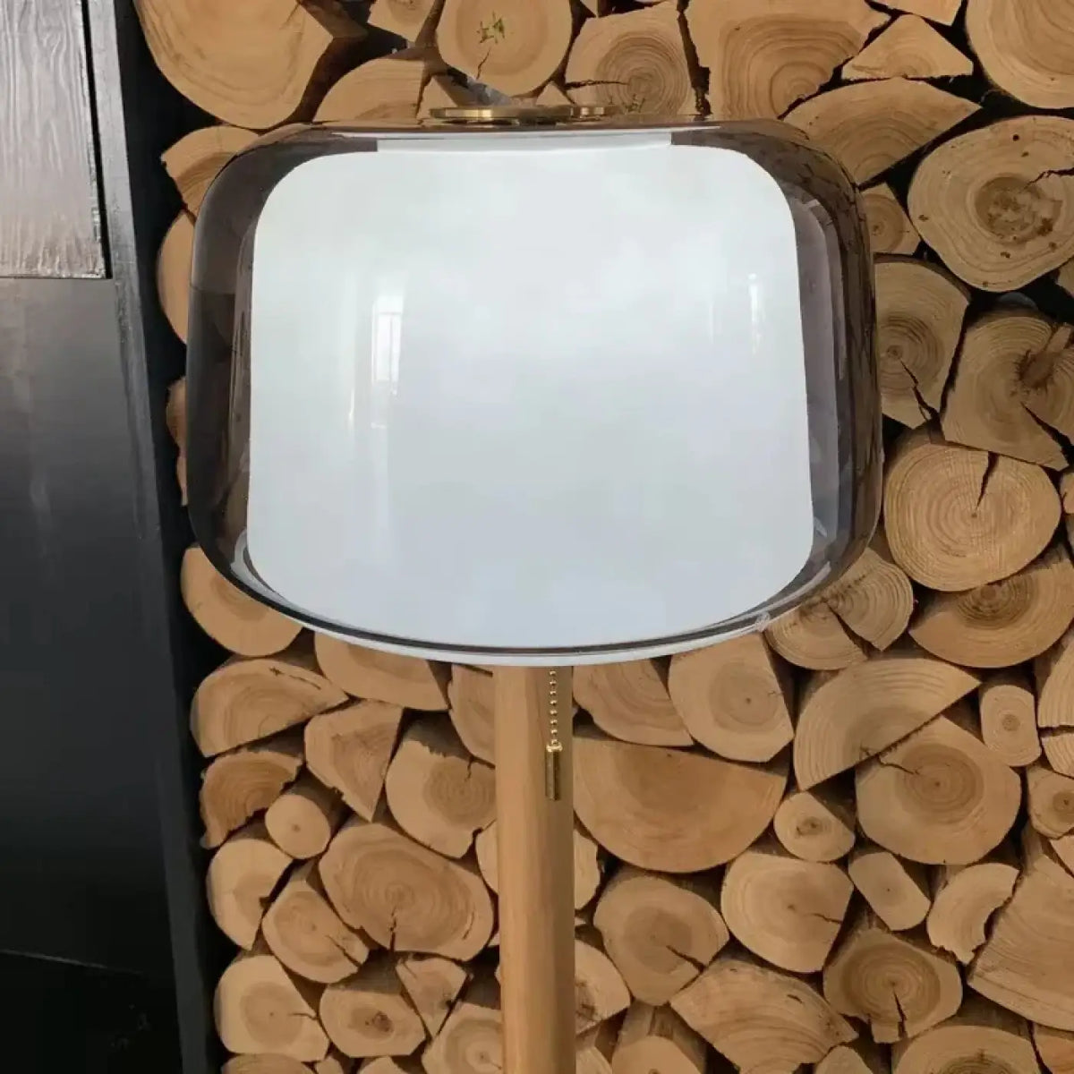 Lampadaire en verre transparent sur tige en bois