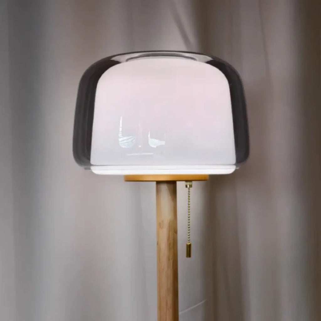 Lampadaire en verre transparent sur tige en bois