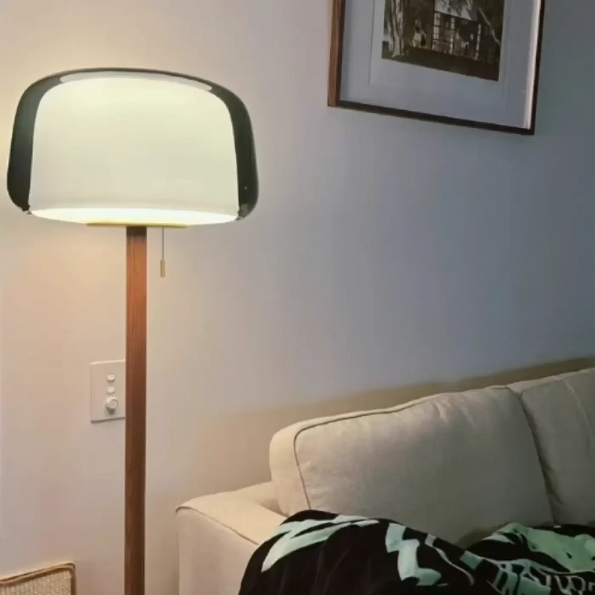 Lampadaire en verre transparent sur tige en bois