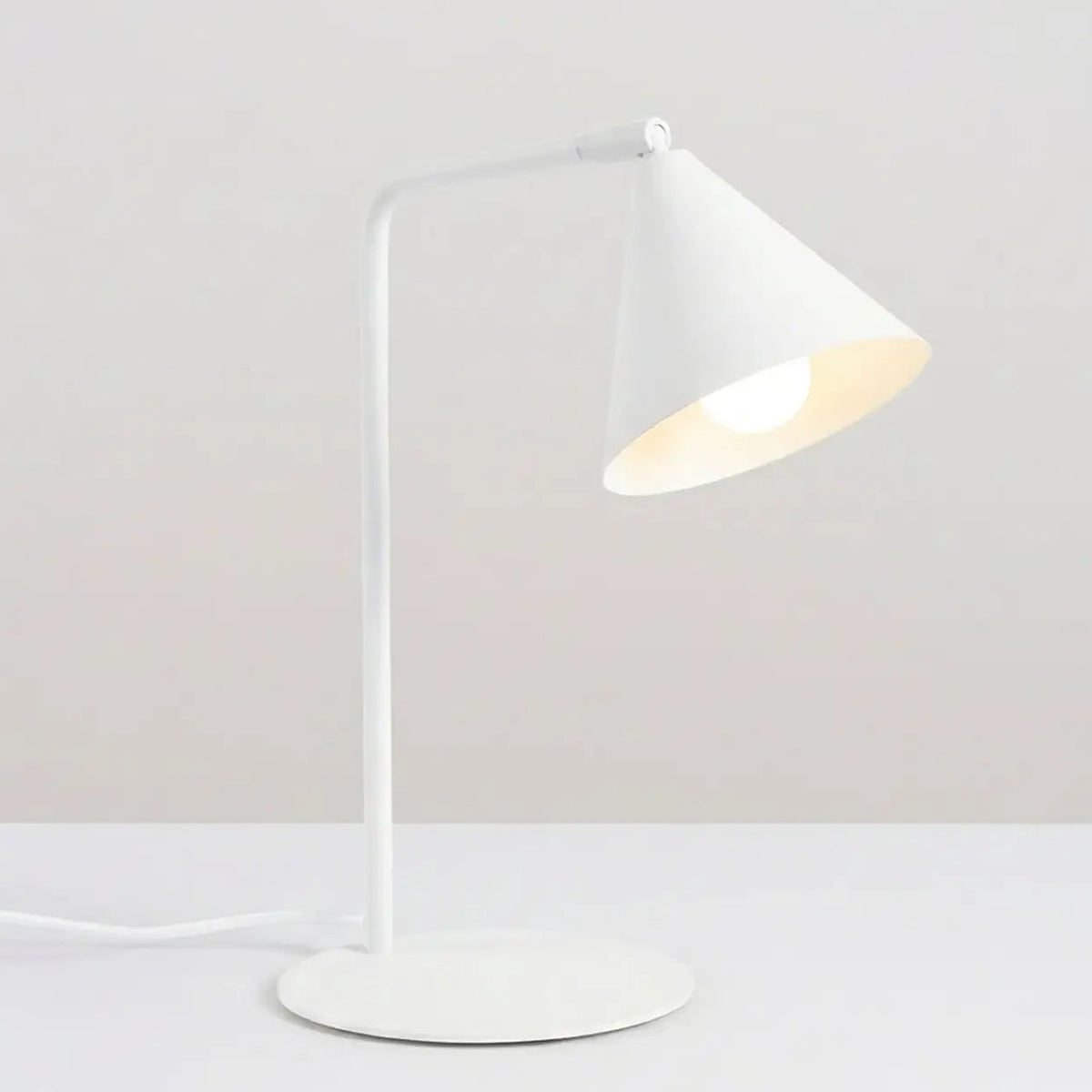 Lampe à poser à bras coudé, abat-jour conique orientable, 15 coloris