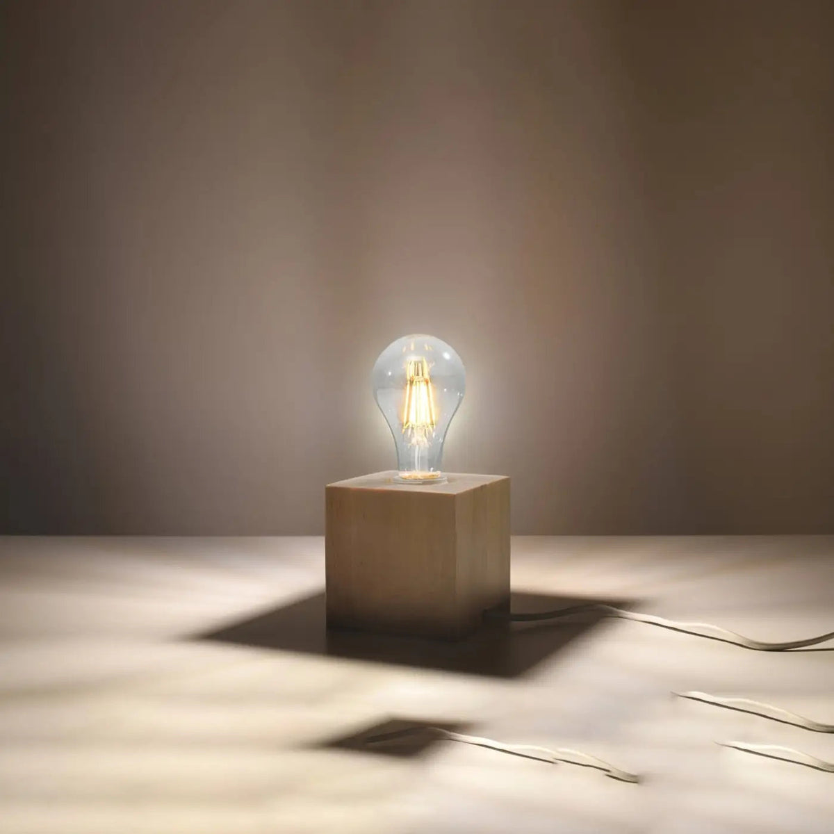 Lampe à poser socle cube en bois ou béton, ampoule apparente