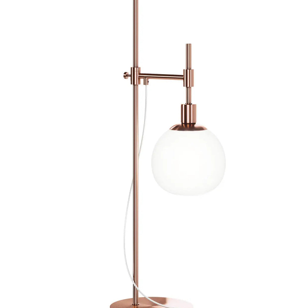 Lampe à poser globe en verre opalin orientable, finition cuivre