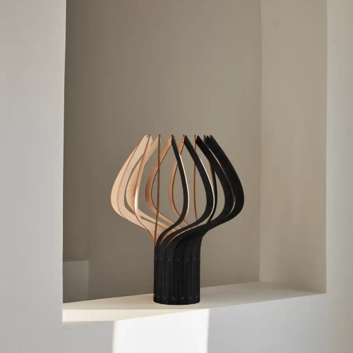 Lampe à poser florale en bois ajouré de bouleau, 39 cm de haut, noir