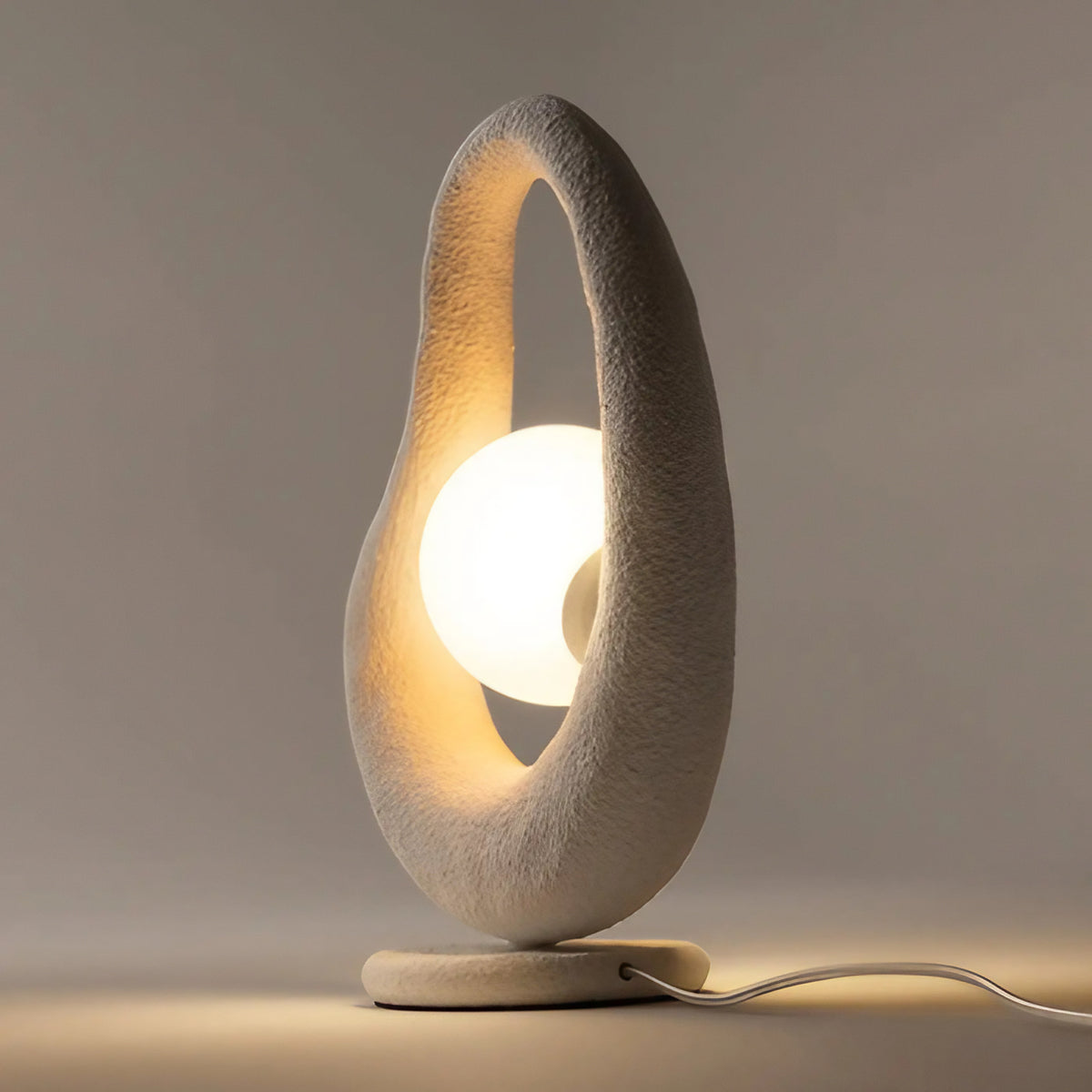 Lampe à poser organique en polyrésine et verre, gris ou blanc