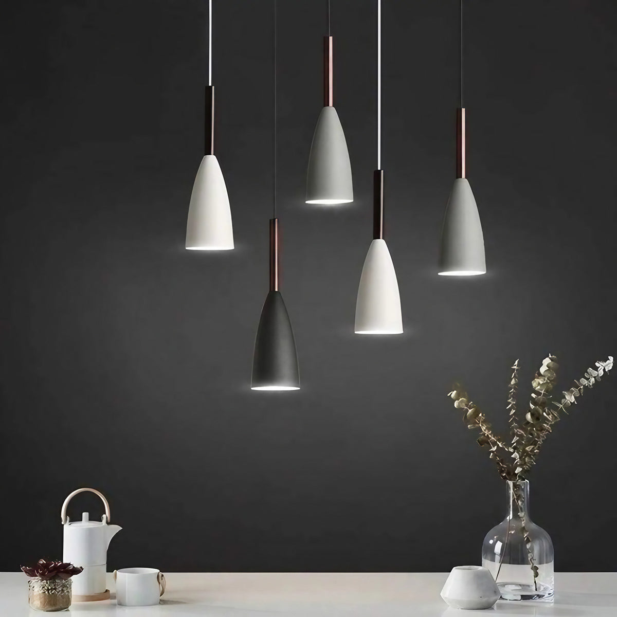 Lampe à suspendre en cinq coloris, dont multicolore