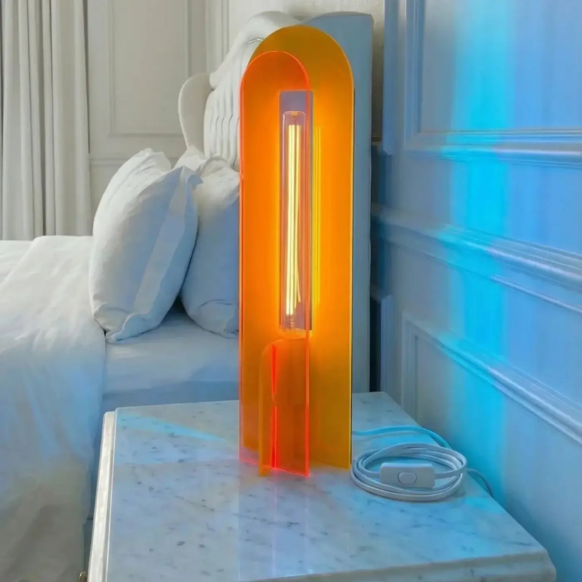 Lampe à poser pop en acrylique coloré, jaune, rose ou turquoise