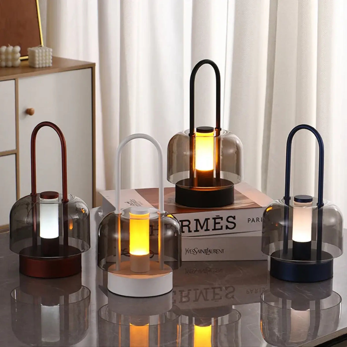 Lampe de table en verre et métal, quatre coloris, deux modèles