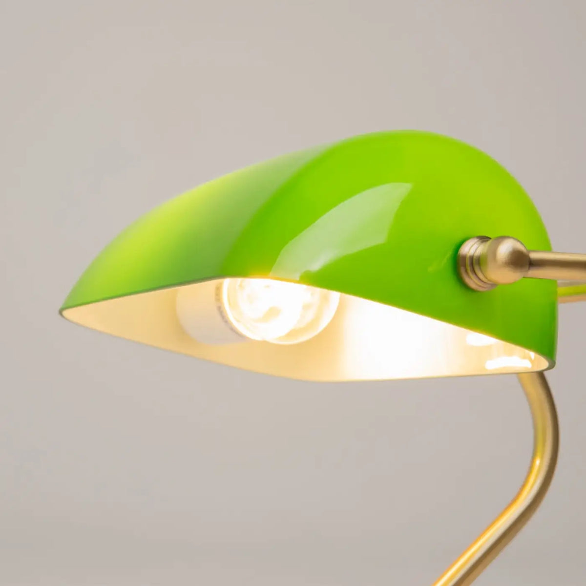 Lampe de bureau style banquier, abat-jour en verre vert