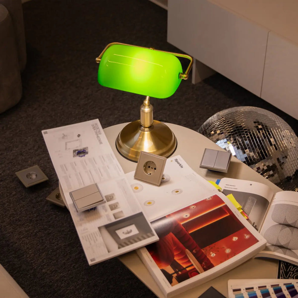 Lampe de bureau style banquier, abat-jour en verre vert