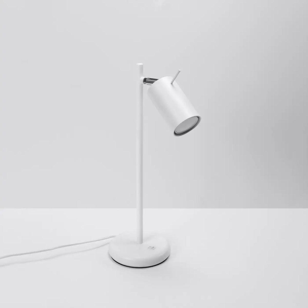 Lampe de bureau à tige fine et spot orientable, blanc ou noir, blanc