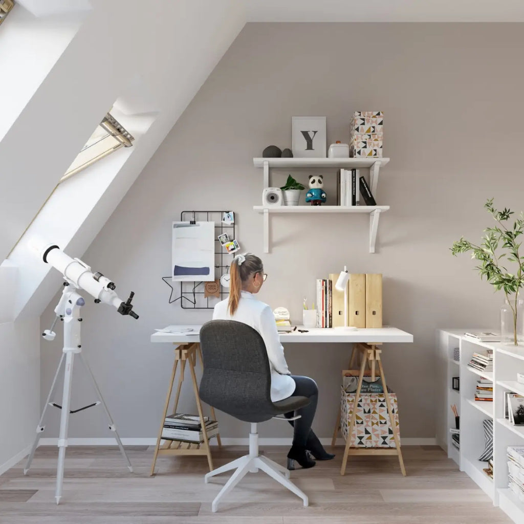 Lampe de bureau à tige fine et spot orientable, blanc ou noir