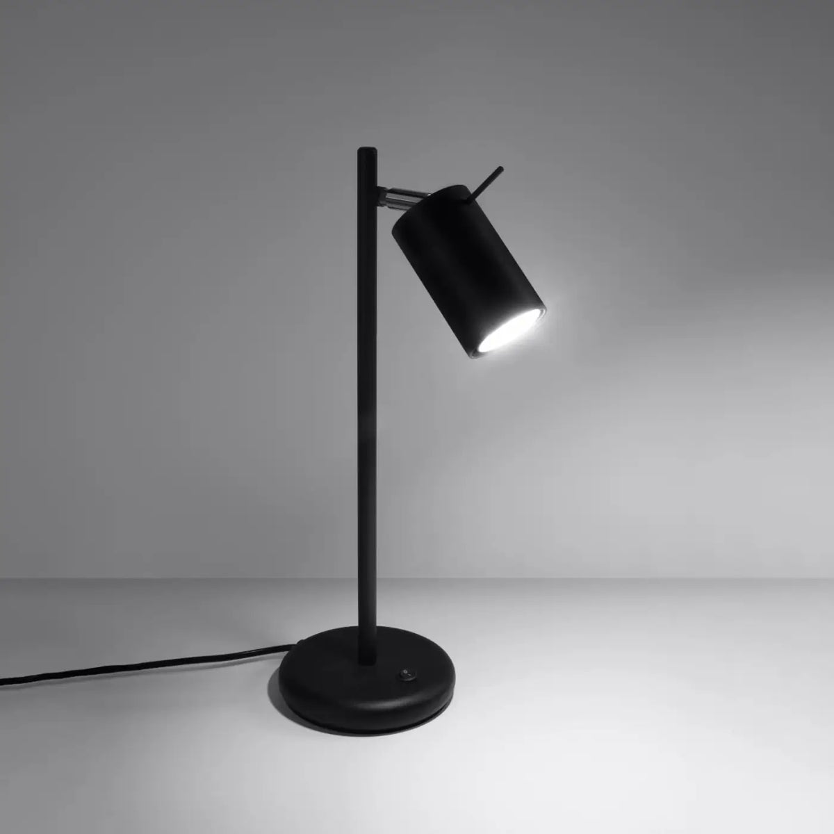 Lampe de bureau à tige fine et spot orientable, blanc ou noir