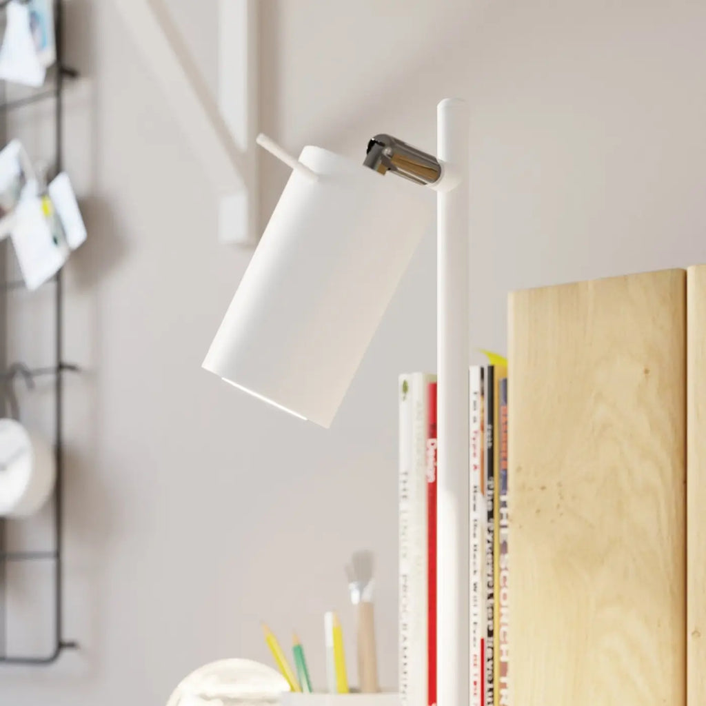Lampe de bureau à tige fine et spot orientable, blanc ou noir