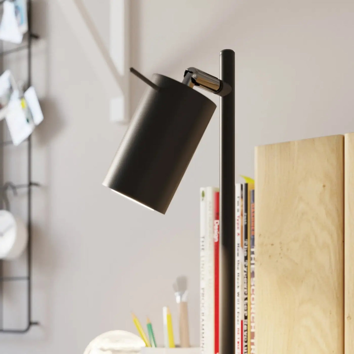 Lampe de bureau à tige fine et spot orientable, blanc ou noir