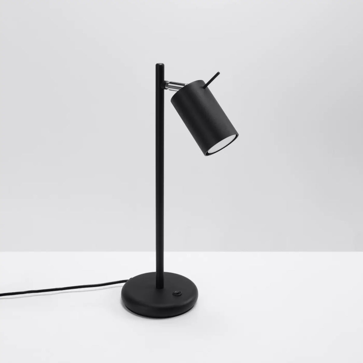 Lampe de bureau à tige fine et spot orientable, blanc ou noir, noir