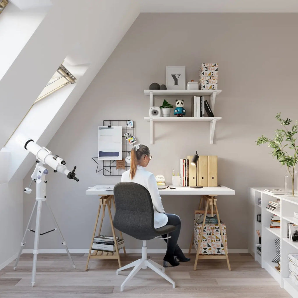Lampe de bureau à tige fine et spot orientable, blanc ou noir