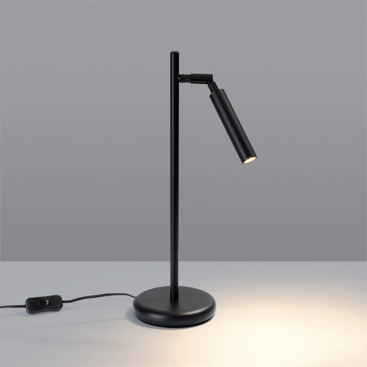 Lampe à poser à tige fine et tube orientable, blanc, noir ou doré